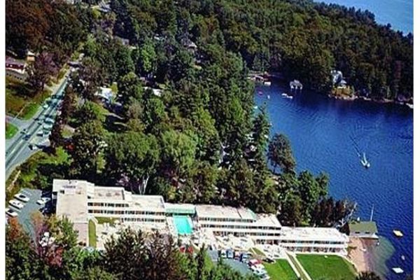Hotel Tahoe Resort on Lake George